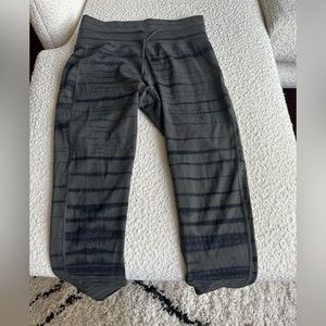 vuori every day leggings size m.    never worn.  green and black stripe.